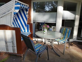 Terrasse mit Strandkorb