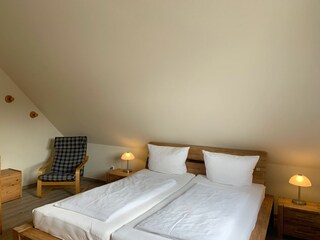 1tes Schlafzimmer mit Doppelbett