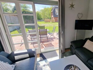 Wohnzimmer mit Blick in den Garten