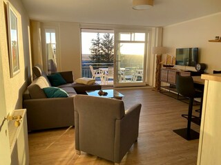 Wohnraum mit Blick auf den Balkon