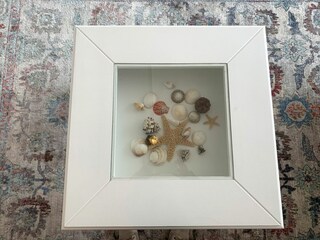 Tisch mit Inhalt vom Strand