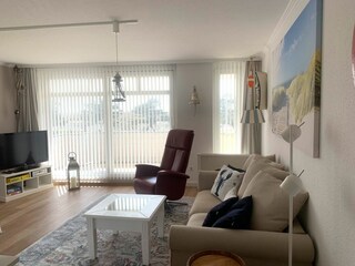 Blick vom Sofa auf den Balkon