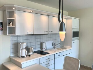 moderne Einbauküche mit Eßplatz