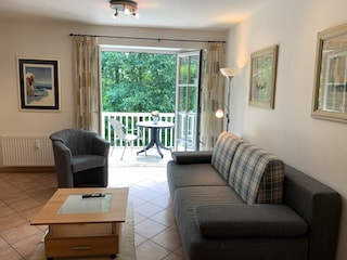 Wohnzimmer mit Blick auf Balkon