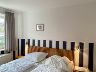 ein Schlafzimmer mit Doppelbett