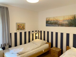 ein Schlafzimmer mit zwei Einzelbetten