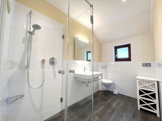 geräumiges Duschbad mit bodengleicher Dusche