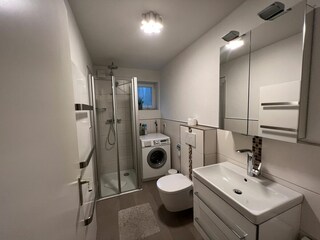 Duschbad mit Waschmaschine