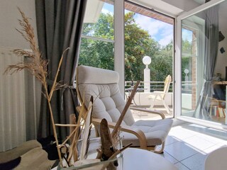 Wohnzimmer mit Blick auf den Balkon.