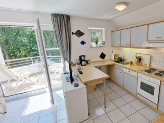 Blick vom Esstisch auf den Balkon.