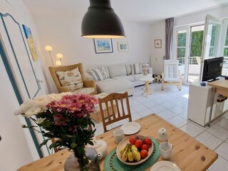 Panoramablick Wohnzimmer, Balkon und Küche.