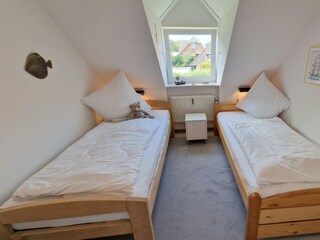 Schlafzimmer mit Einzelbetten.