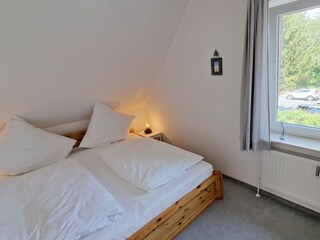 Schlafzimmer mit Doppelbett.