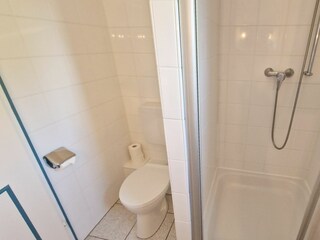 Dusche und WC.
