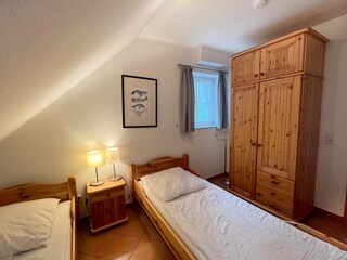 2 Schlafzimmer mit 2 Einzelbetten und grossem Kleiderschrank