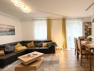 Wohnraum mit angrenzendem Essplatz und direktem Zugang zur Terrasse