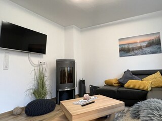 gemütliche Wohnlandschaft mit Blick auf Kamin und TV