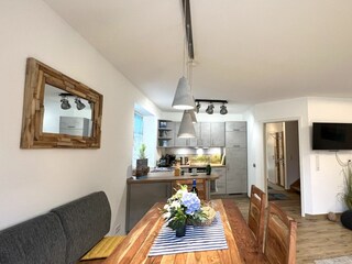 Überblick des Wohn-Essraum mit offener Küche