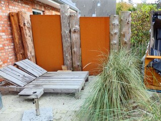 Strandkorb und Sonnenliegen