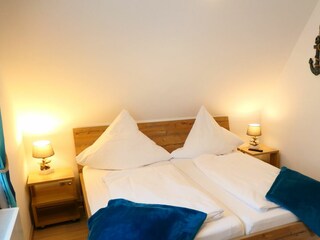 Schlafraum 1 mit Doppelbett und TV