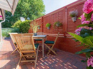 Terrasse mit Gartenmöbeln