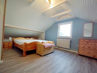 Schlafzimmer mit Doppelbett im 1.OG