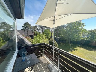 Balkon mit Sonnenschirm