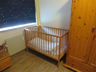 Kinder-Schlafzimmer mit Kleinkinderbett