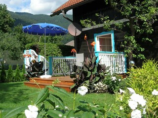 Wohnung im Parterre mit Terrasse und Wiese