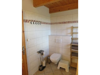 Badezimmer mit Badewanne und Dusche