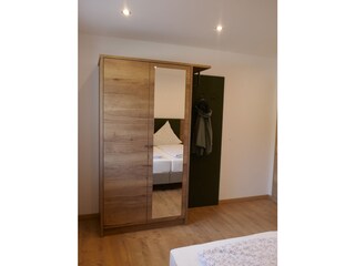 Schlazimmerschrank mit Garderobe