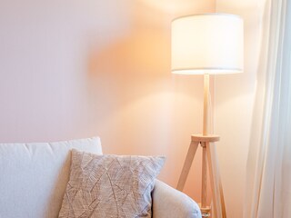 Gemütliche Leseecke mit warmem Licht