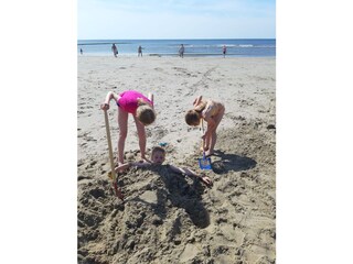 Schwimmen und/oder Sandburgen bauen