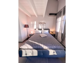 Spacious bedroom (first floor)