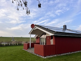 Hausansicht mit Garten