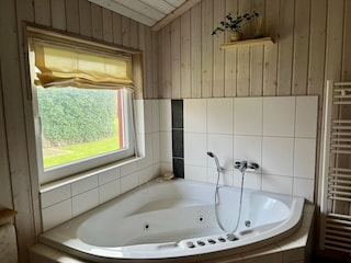 Badezimmer mit Whirlpool Badewanne