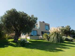 Well Being Villa Iremia,weitläufigess Anwesen mit Rasen