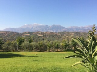 Large lawn area and breathtaking mountain panorama