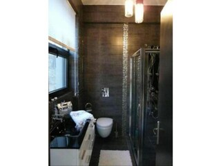 Modernes Badezimmer mit Waschmaschine im Erdgeschoss