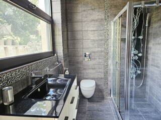 Modernes Badezimmer im Erdgmit Hydromassage Duschkabine