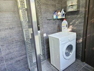 Waschmaschine und Medizinschrank im Badezimmer