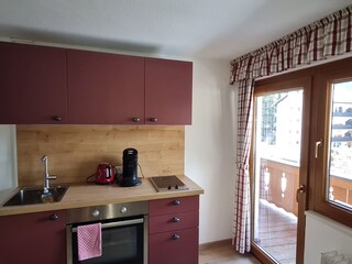 Die Küche mit Balkonzugang