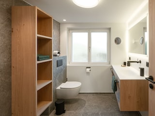 Modernes Badezimmer mit Tageslicht