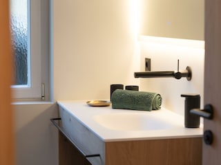 Modernes Badezimmer mit Tageslicht