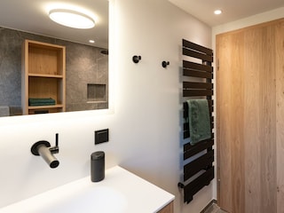 Modernes Badezimmer mit Handtuchwärmer