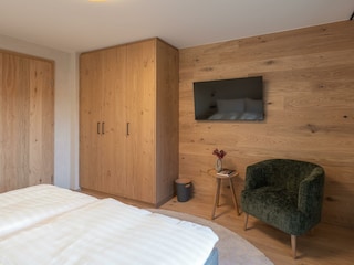 Moderner Flachbildschirm im Zimmer