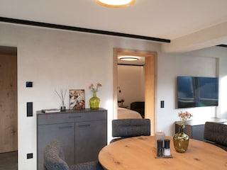 Moderner Flachbildschirm im Wohnbereich