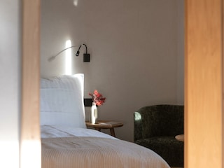 Schlafzimmer 2 mit modernem Flachbildschirm