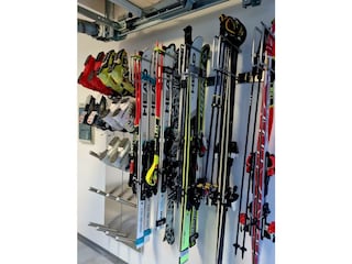 Ski-Schuhtrockner und Skiabstellraum in der Garage