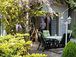 Große Terrasse im Grünen